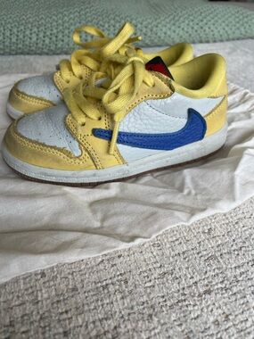 Travis Scott Jordan 1 Retro Low in Canary